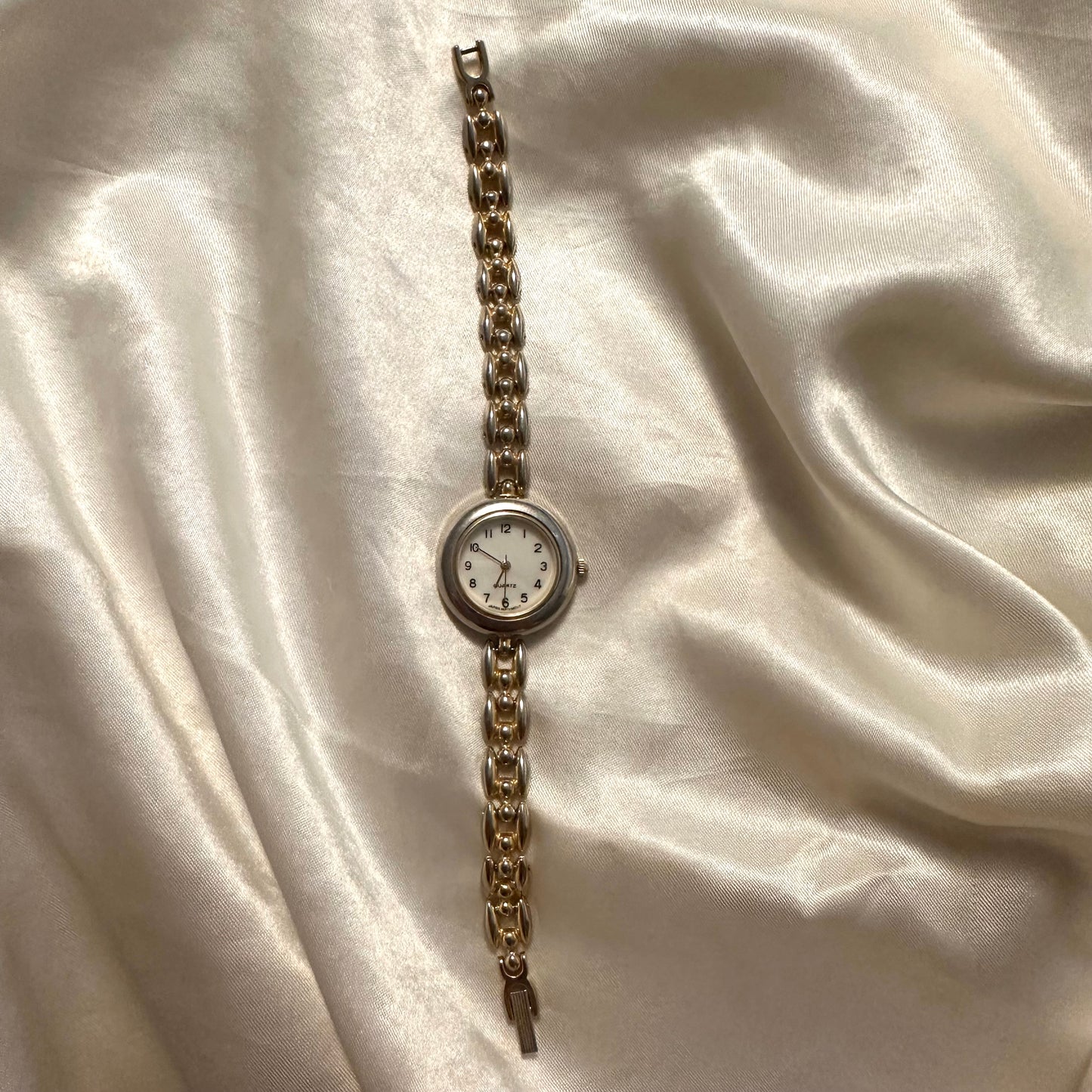 💛 Classic Gold Round Face