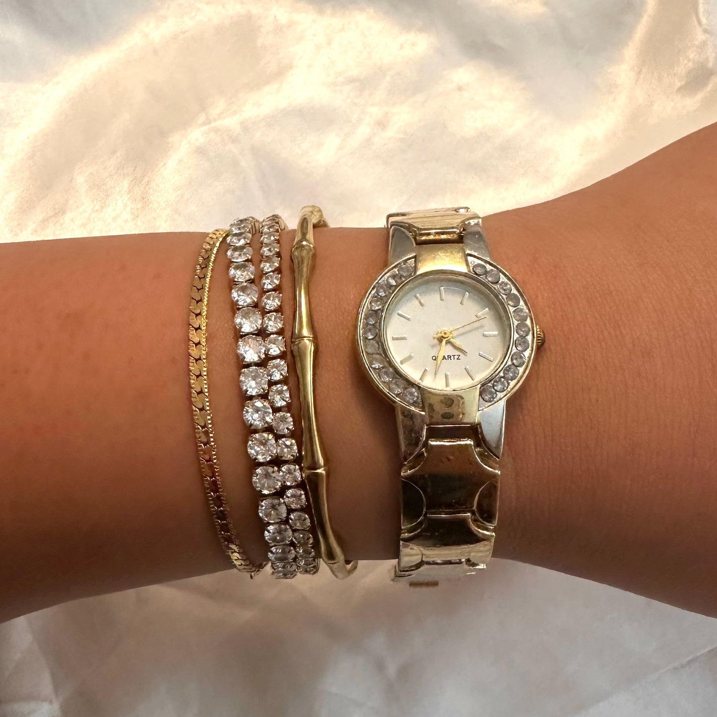 💫🪩 Gold Round Face Diamanté
