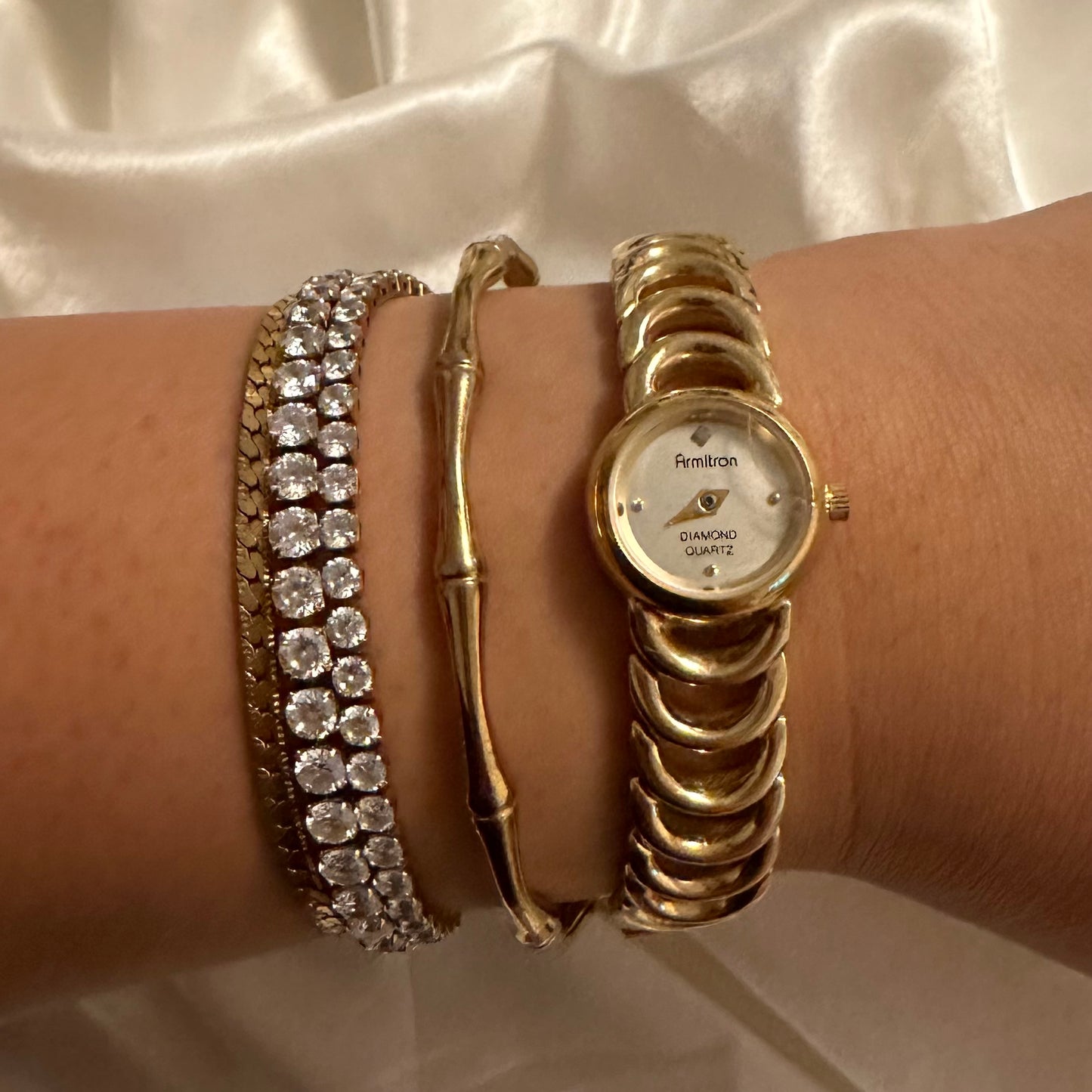 ⭐️ Dainty Gold Round Face
