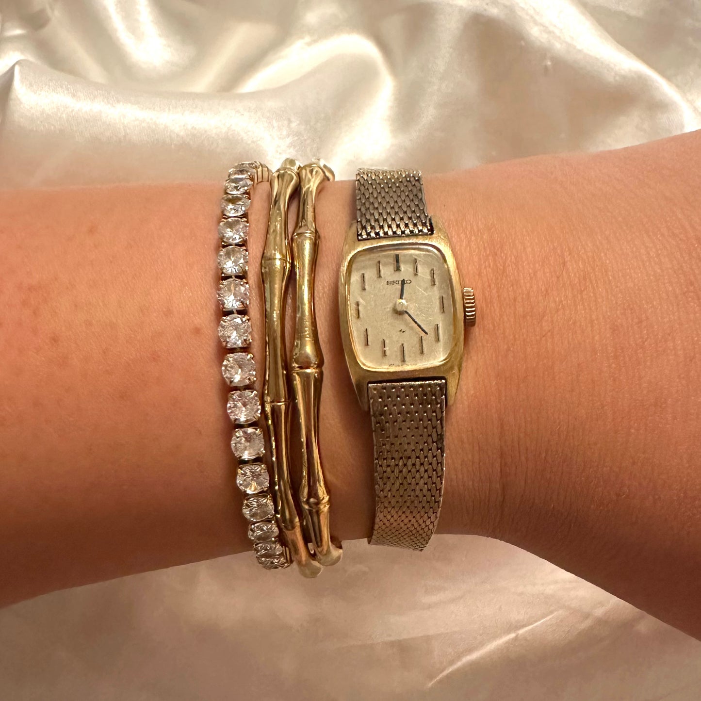 💛 Gold Dainty Rounded Square Face