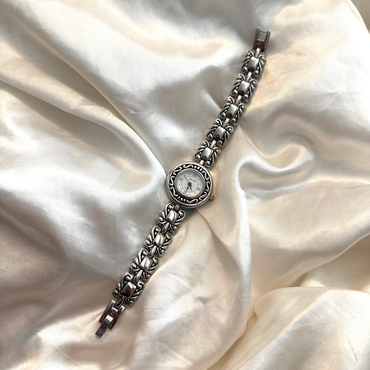 🩶 Intricate Silver Round Face