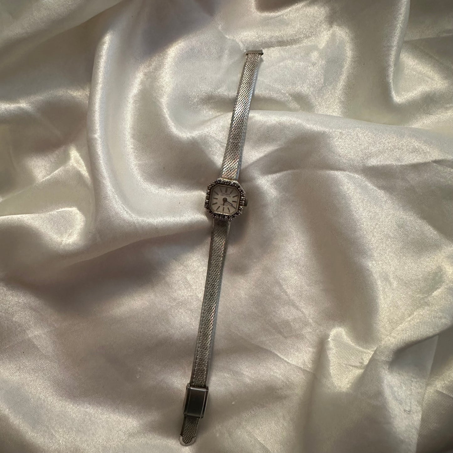 🩶 Dainty Silver Rounded Square Face