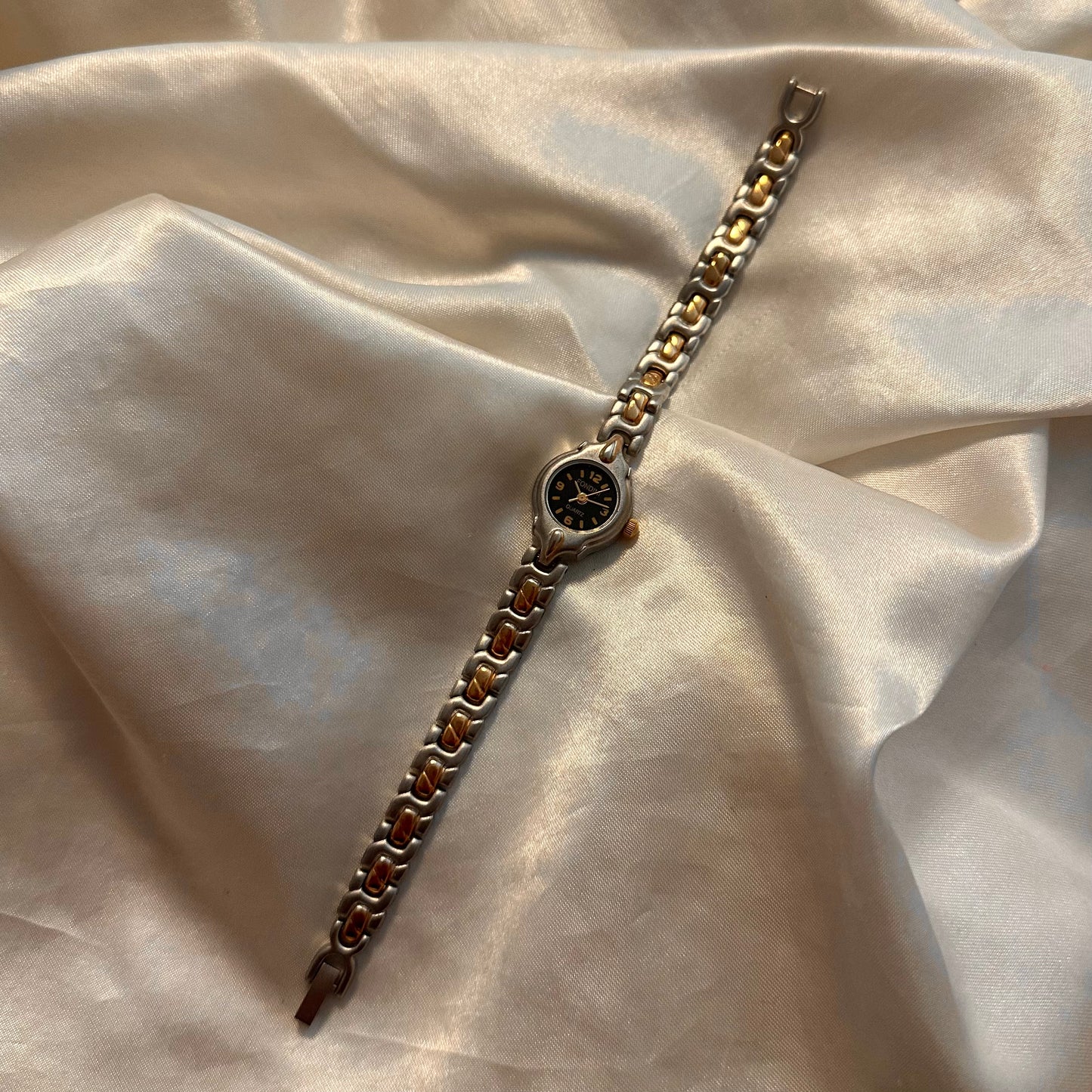 🖤 Two Toned Dainty Round Face