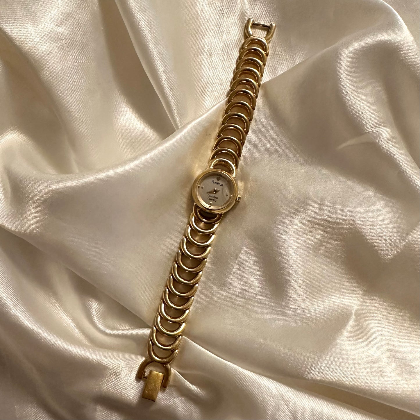 ⭐️ Dainty Gold Round Face