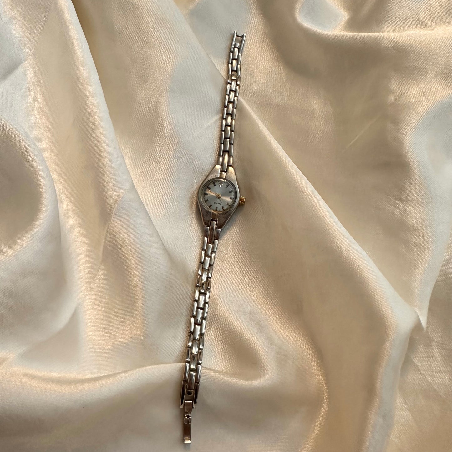 🩶 Dainty Silver Round Face