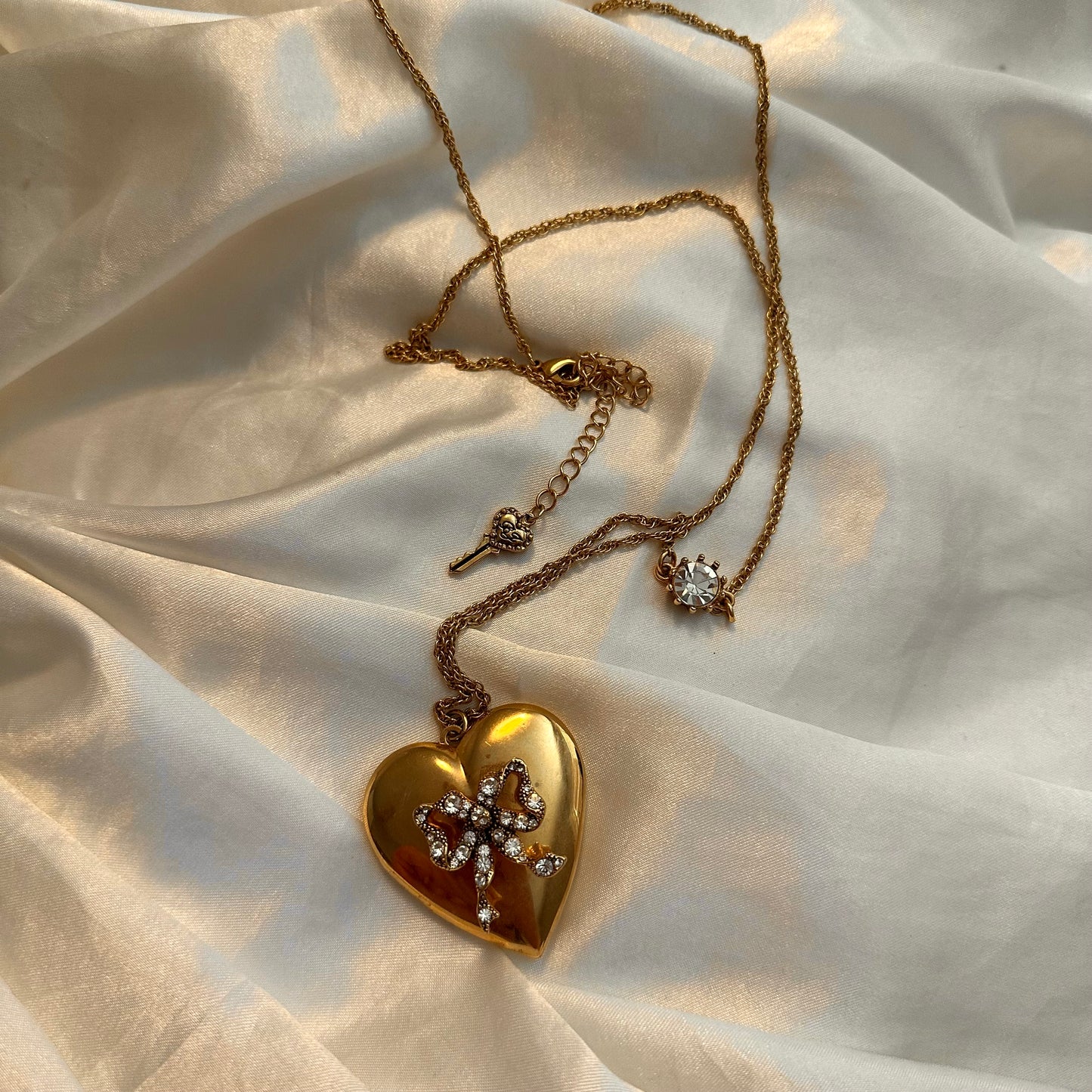 💛🎀 Betsey Johnson Diamanté Bow Locket