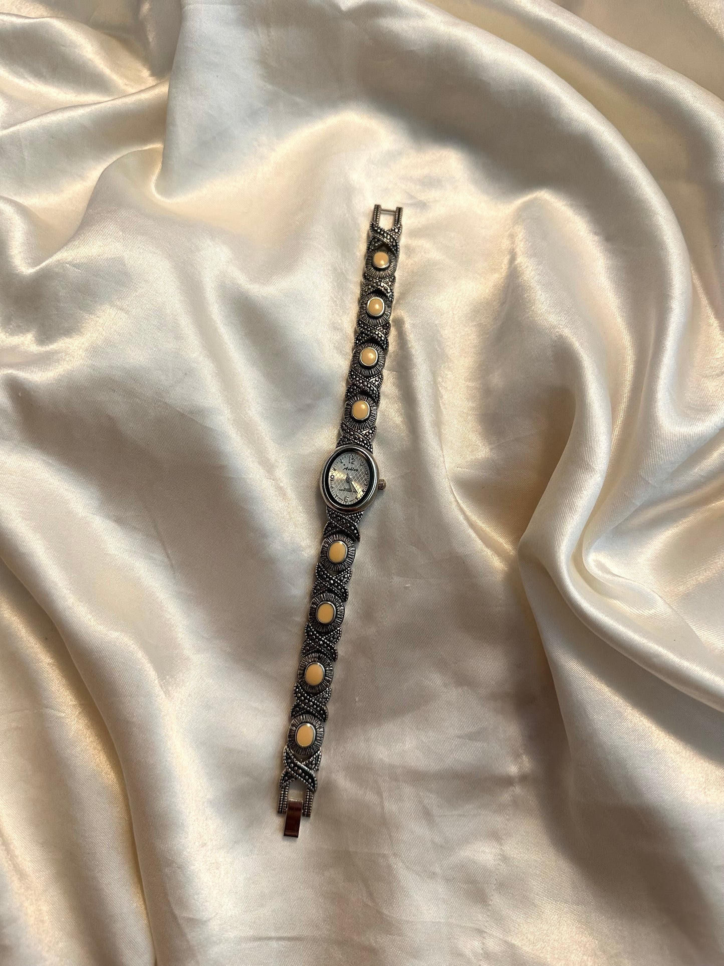 🧡 Intricate Silver Oval Face