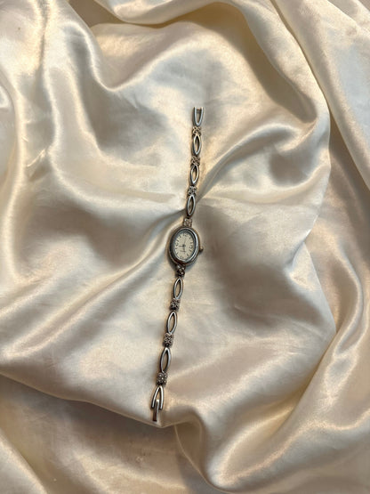 🩶 Dainty Silver Oval Face