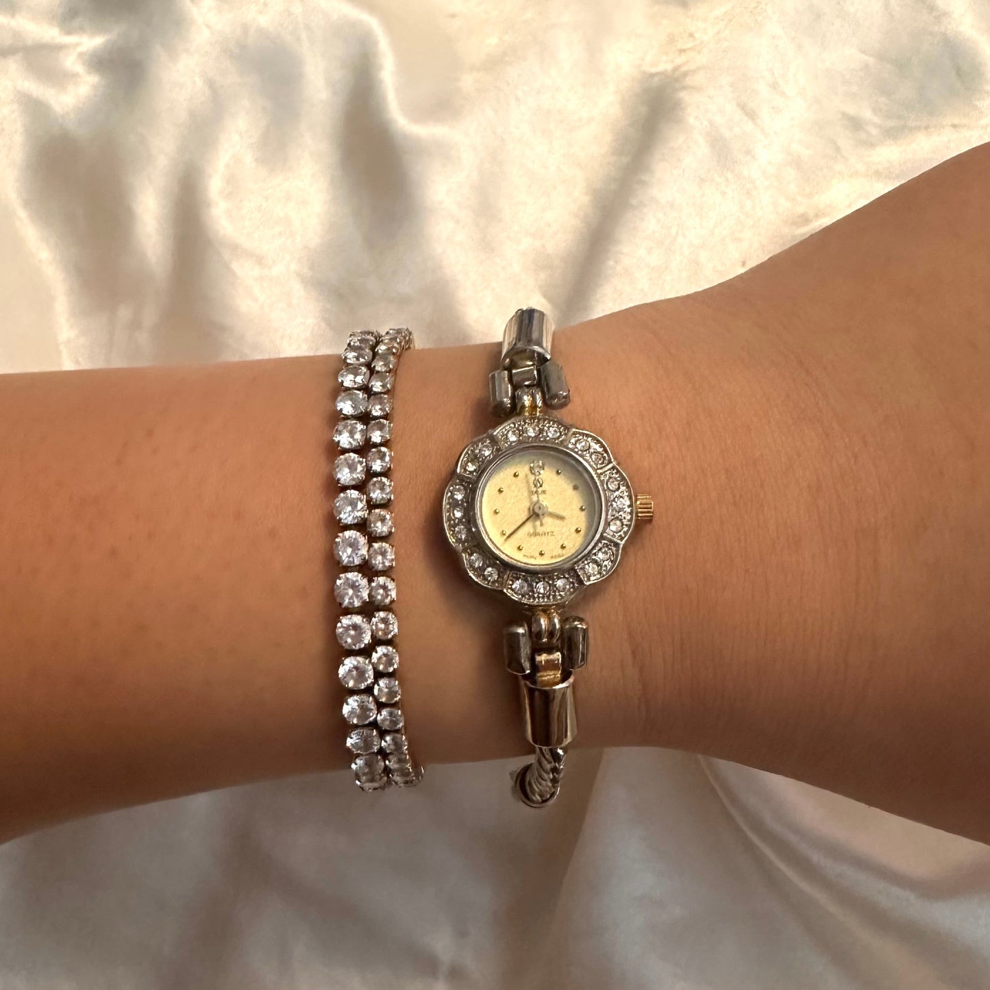 💛 Two Tone Diamanté Flower Face