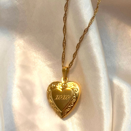 “xoxo” Gold Engraved Locket